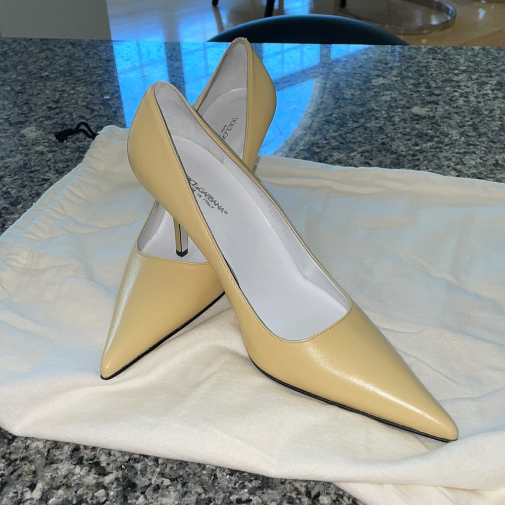 Dolce and Gabbana beautiful pale yellow Heels 39.5